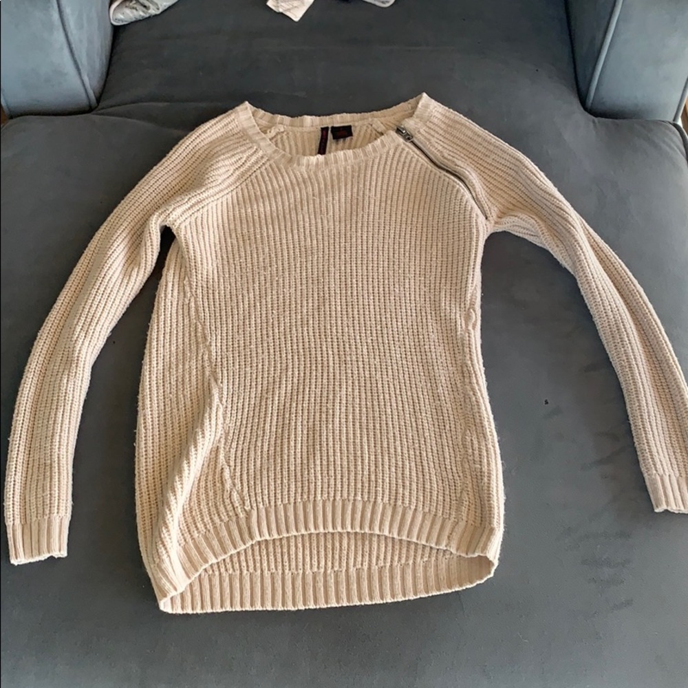 Cozy sweater with cute top zip